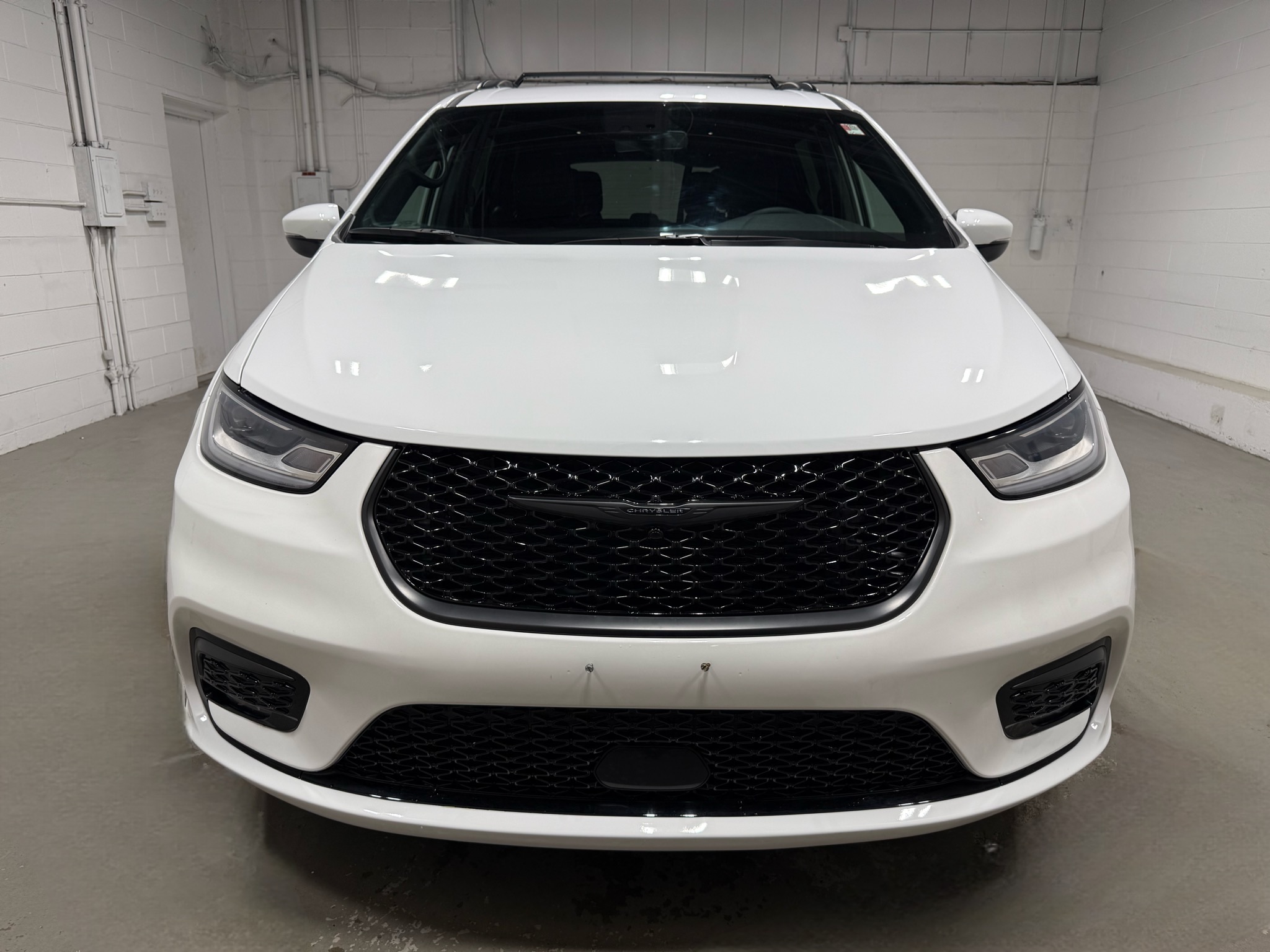 2023 Chrysler Pacifica Touring L photo 2