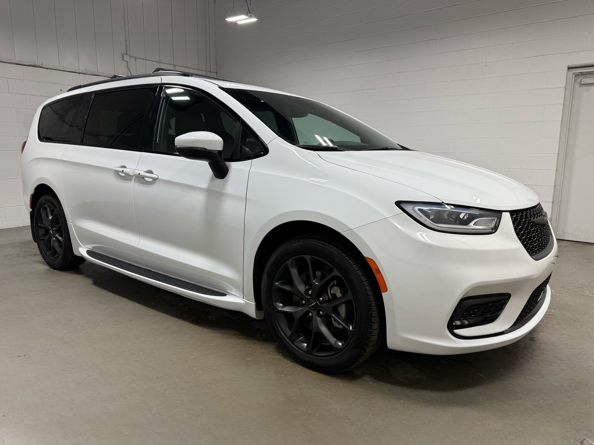 2023 Chrysler Pacifica Touring L photo 3