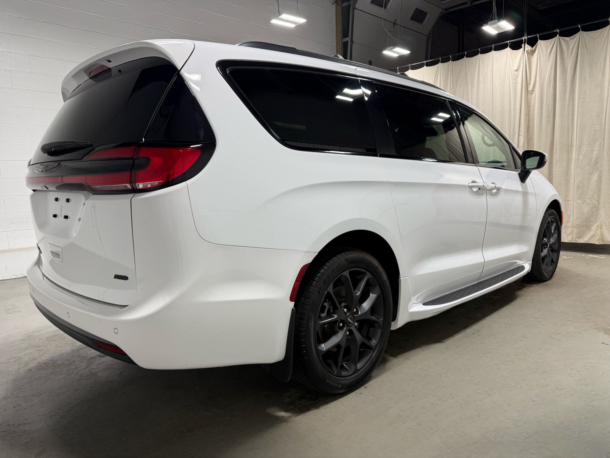 2023 Chrysler Pacifica Touring L photo 4