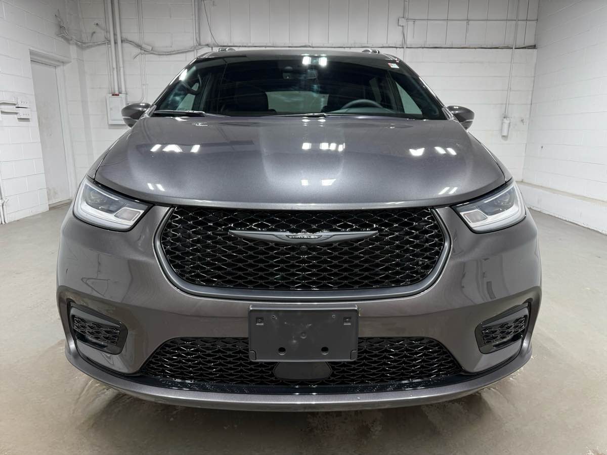 2022 Chrysler Pacifica Touring L photo 3