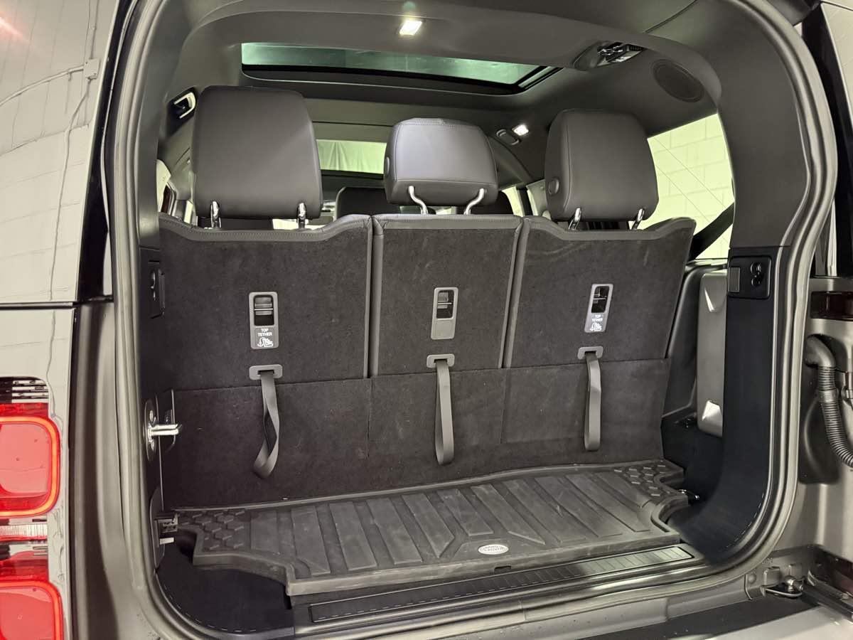 2023 Land Rover Defender SE photo 2
