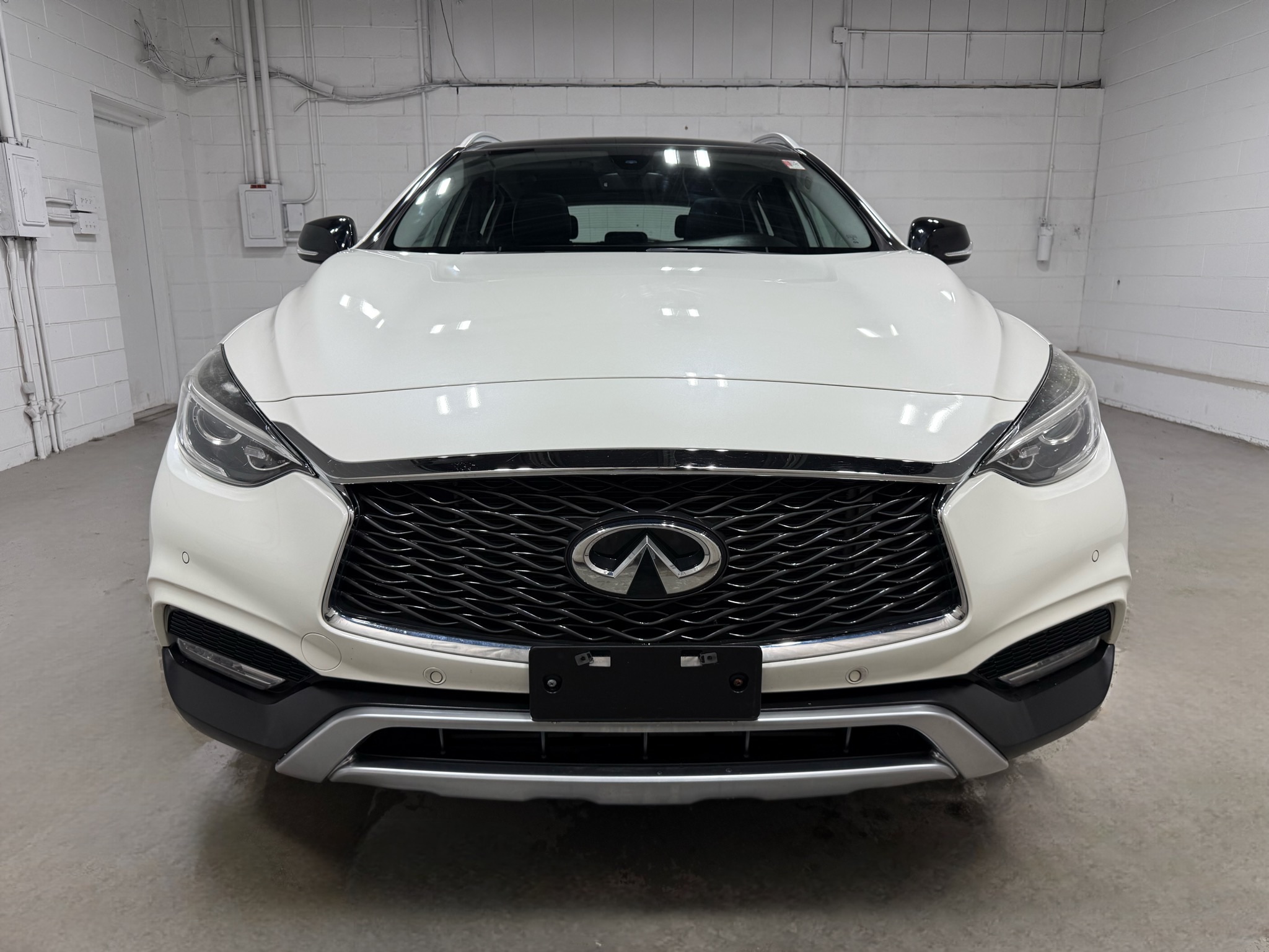2018 Infiniti QX30 Premium photo 2