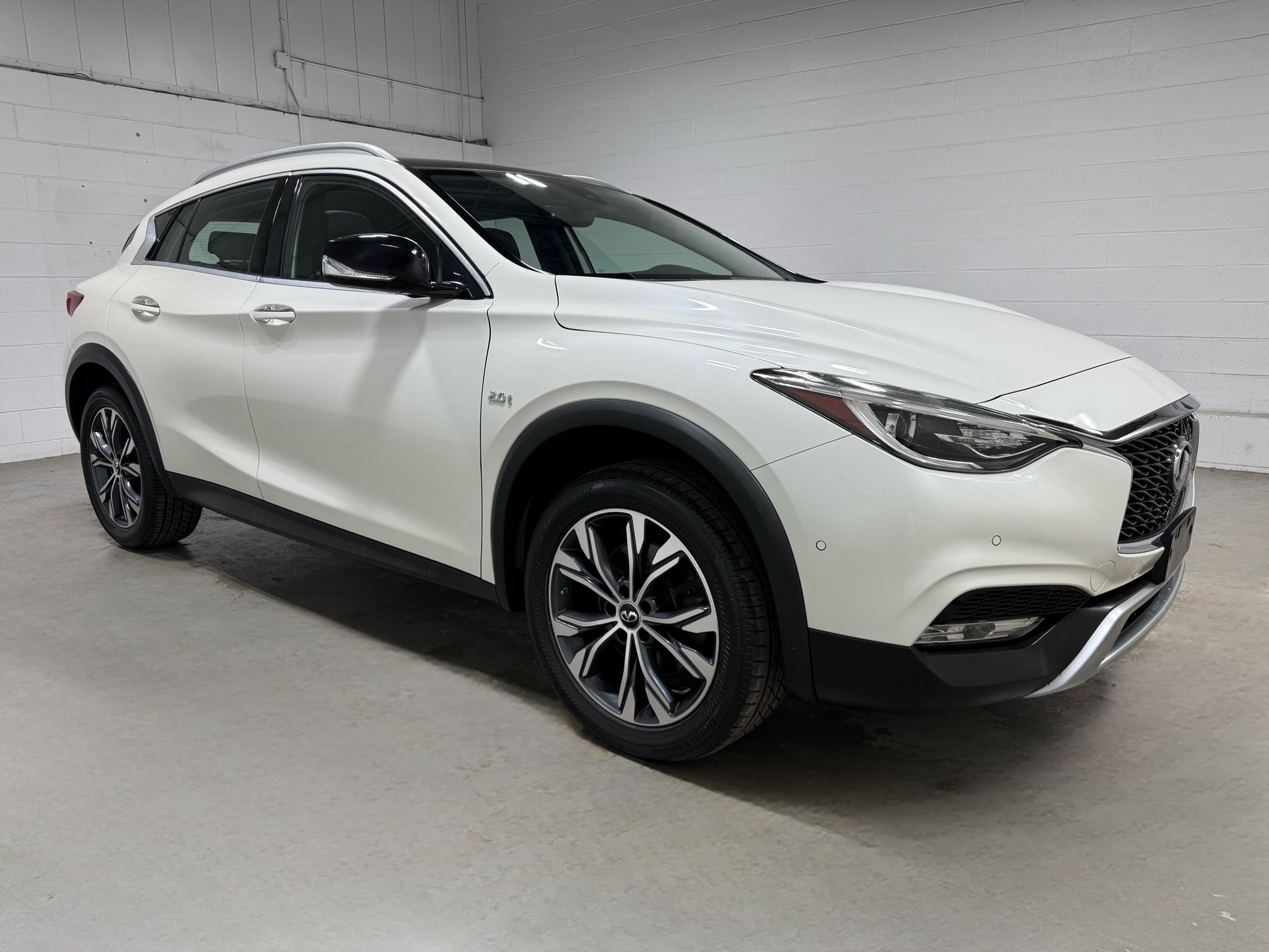 2018 Infiniti QX30 Premium photo 3