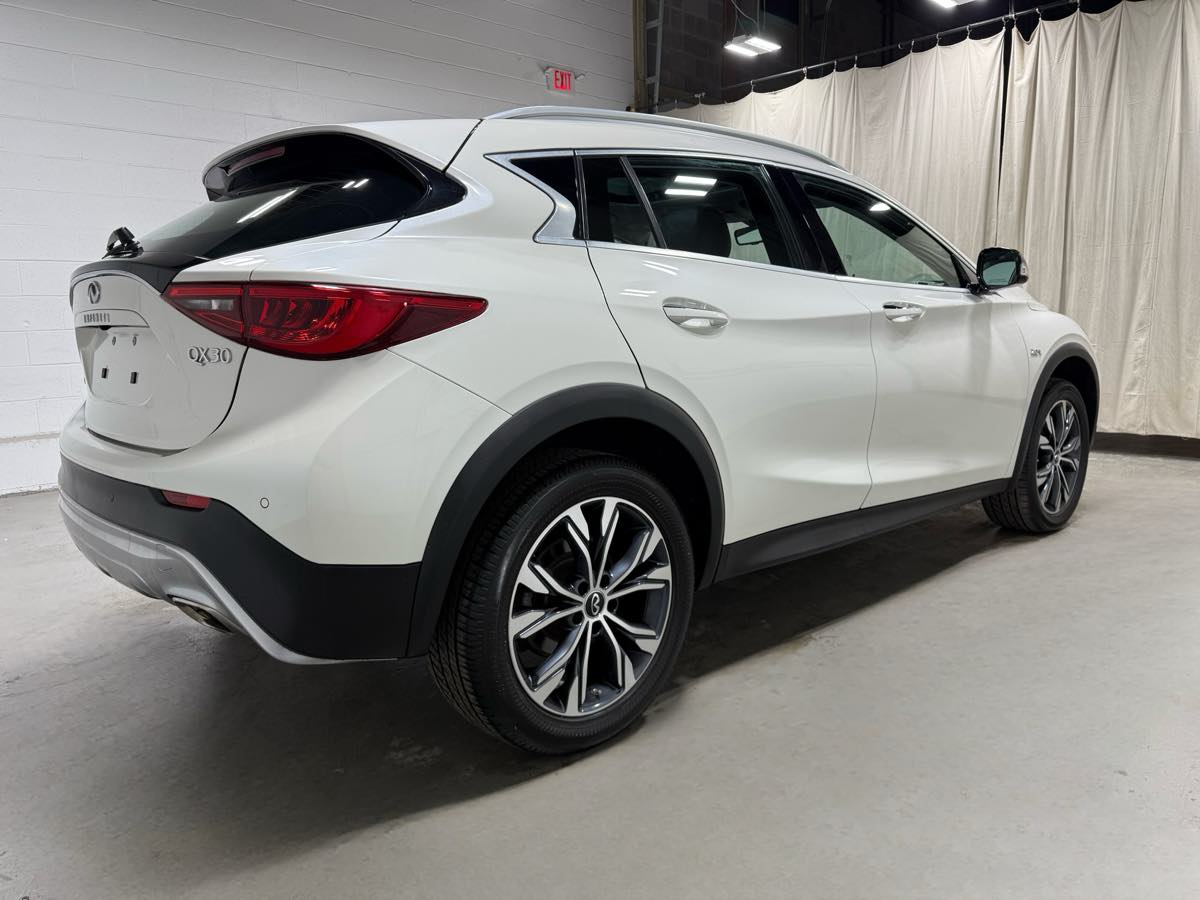 2018 Infiniti QX30 Premium photo 4