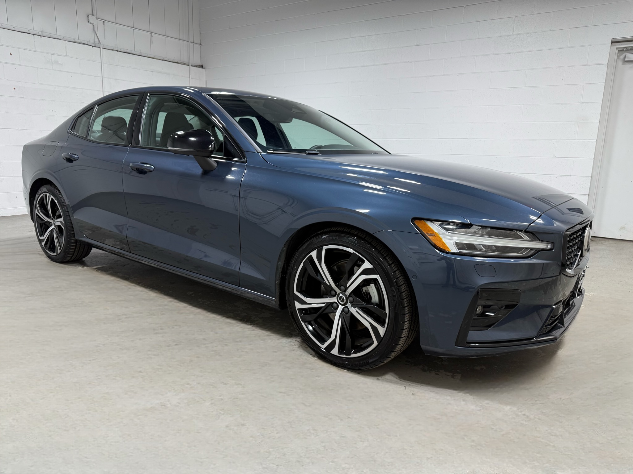 2024 Volvo S60 Plus photo 4