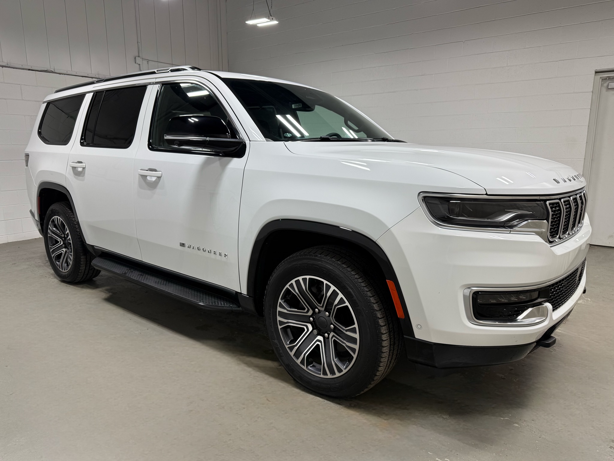 2024 Jeep Wagoneer Base photo 3