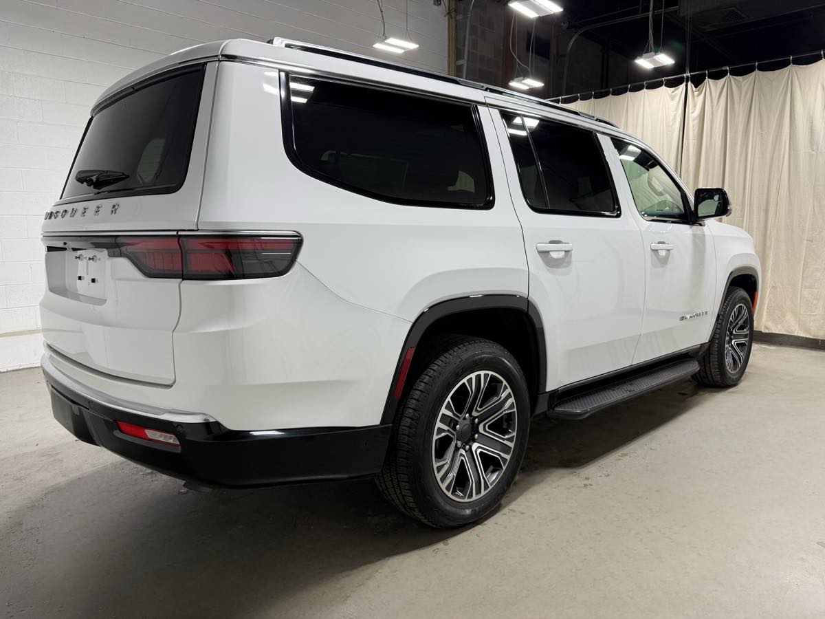 2024 Jeep Wagoneer Base photo 4