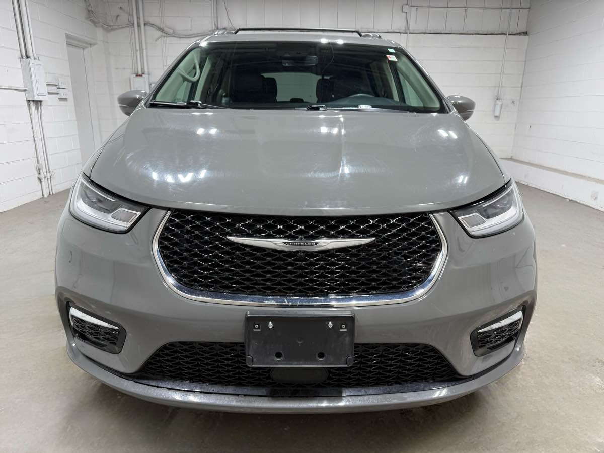 2022 Chrysler Pacifica Touring L photo 3