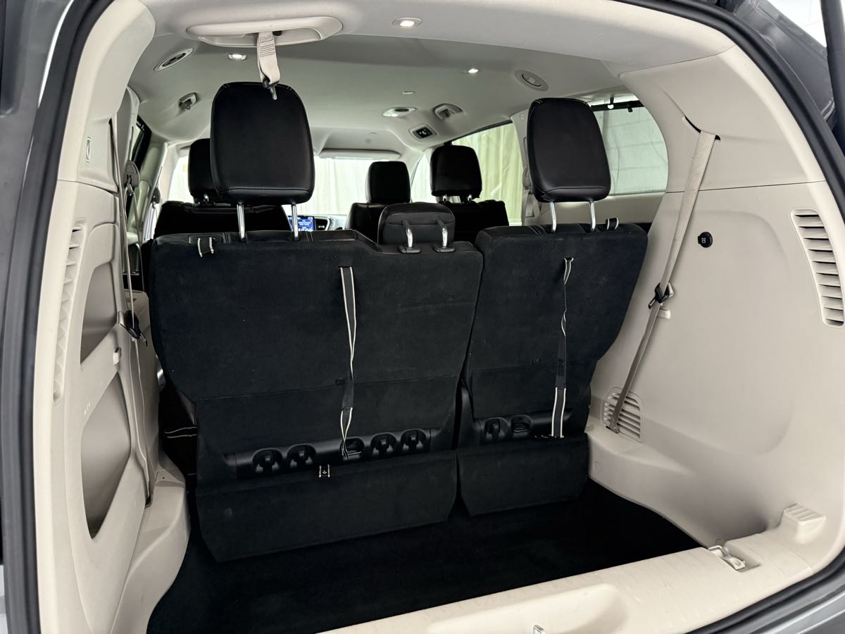 2022 Chrysler Pacifica Touring L photo 2