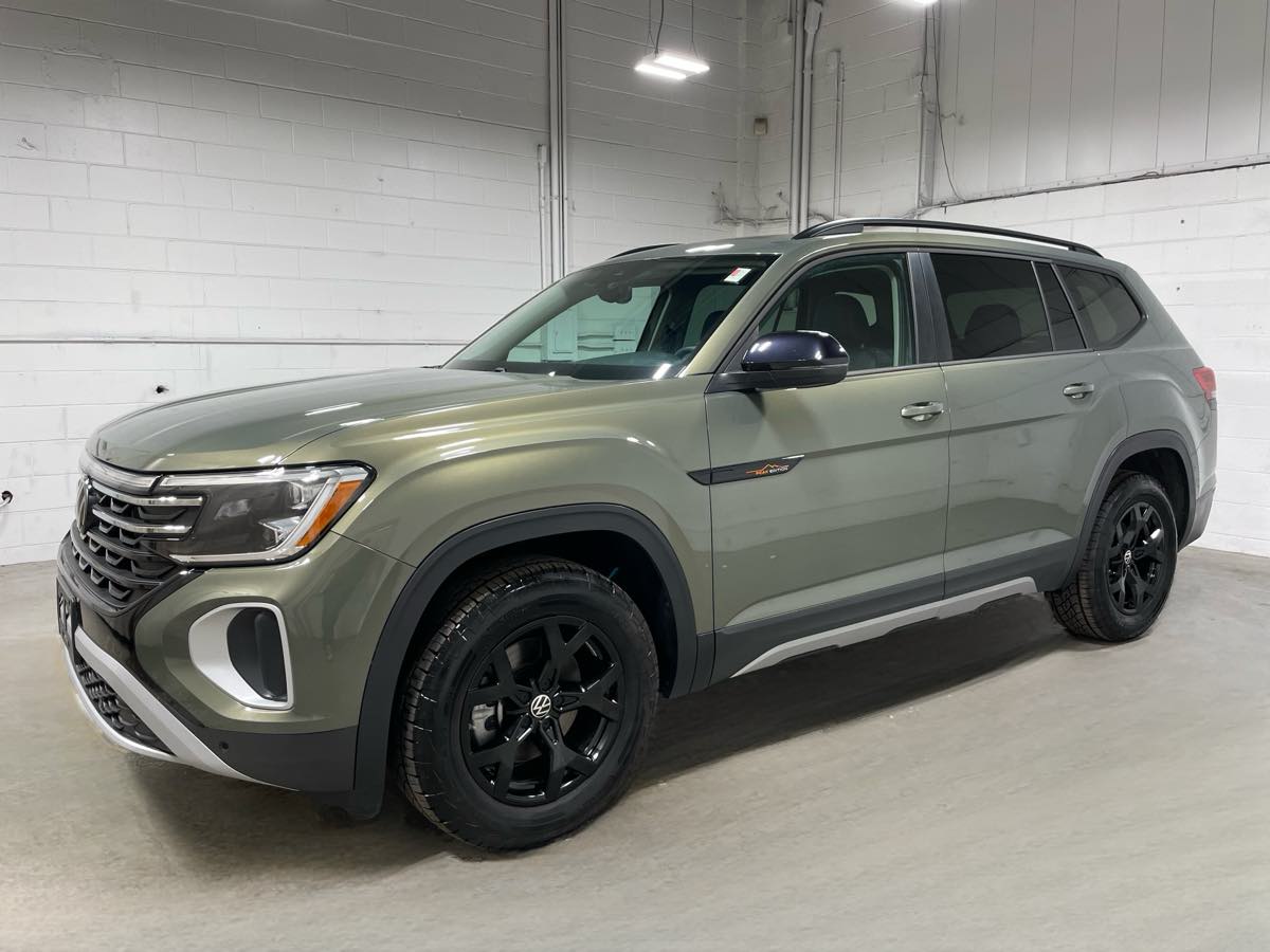 2025 Volkswagen Atlas 2.0T Peak Edition w/ 2nd Row Captain's Chairs
