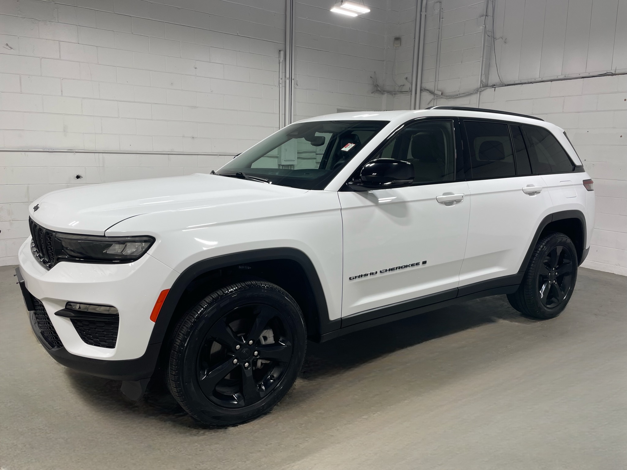 2023 Jeep Grand Cherokee Limited w/ Black Package and Panoramic Sunroof