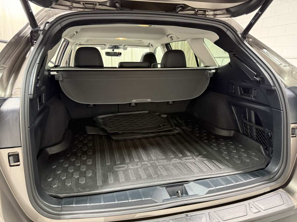2022 Subaru Outback Limited photo 2