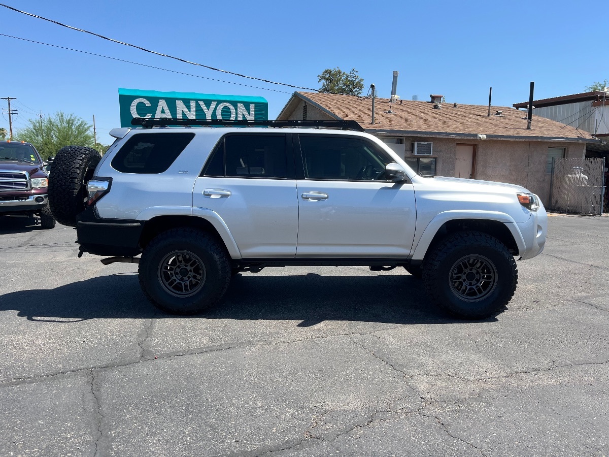 2016 Toyota 4Runner SR5 photo 3