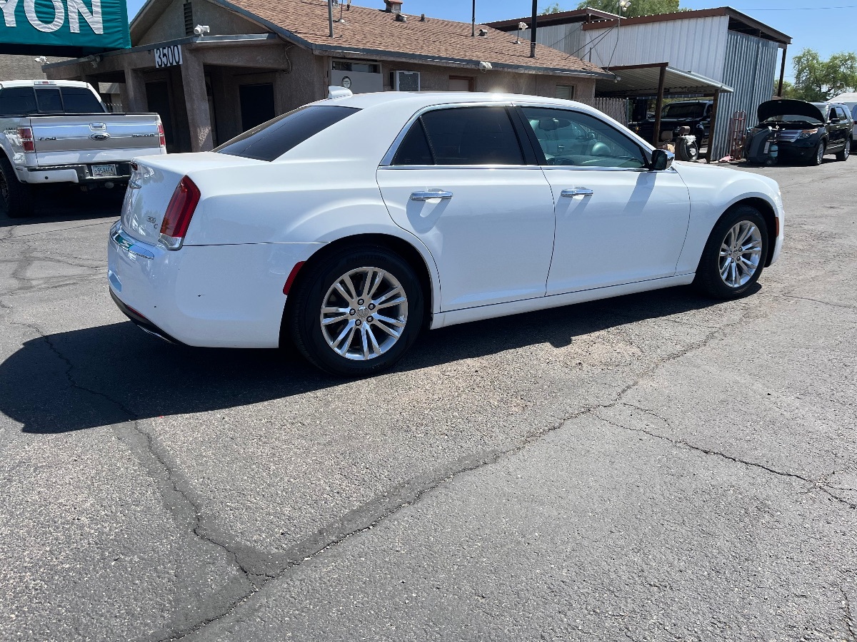 2016 Chrysler 300 photo 4
