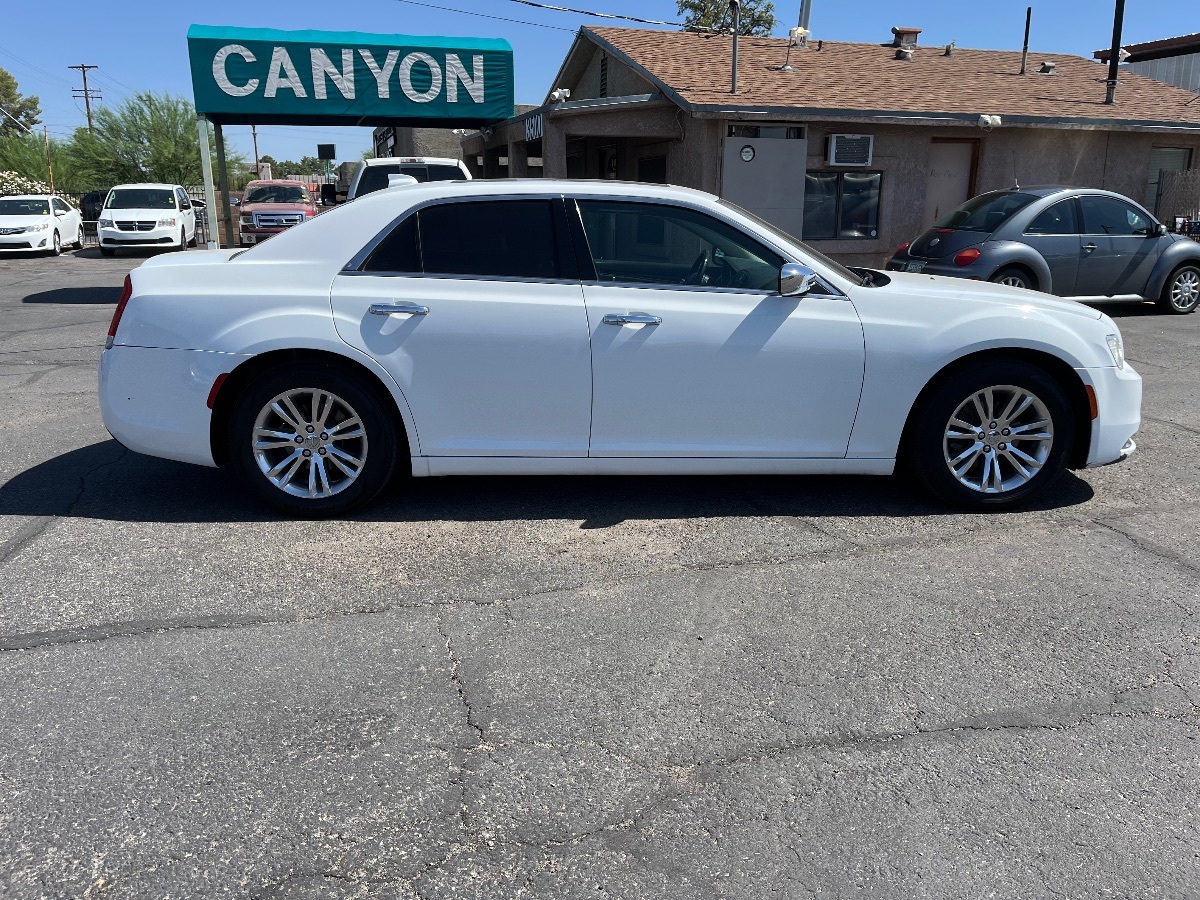 2016 Chrysler 300 photo 3