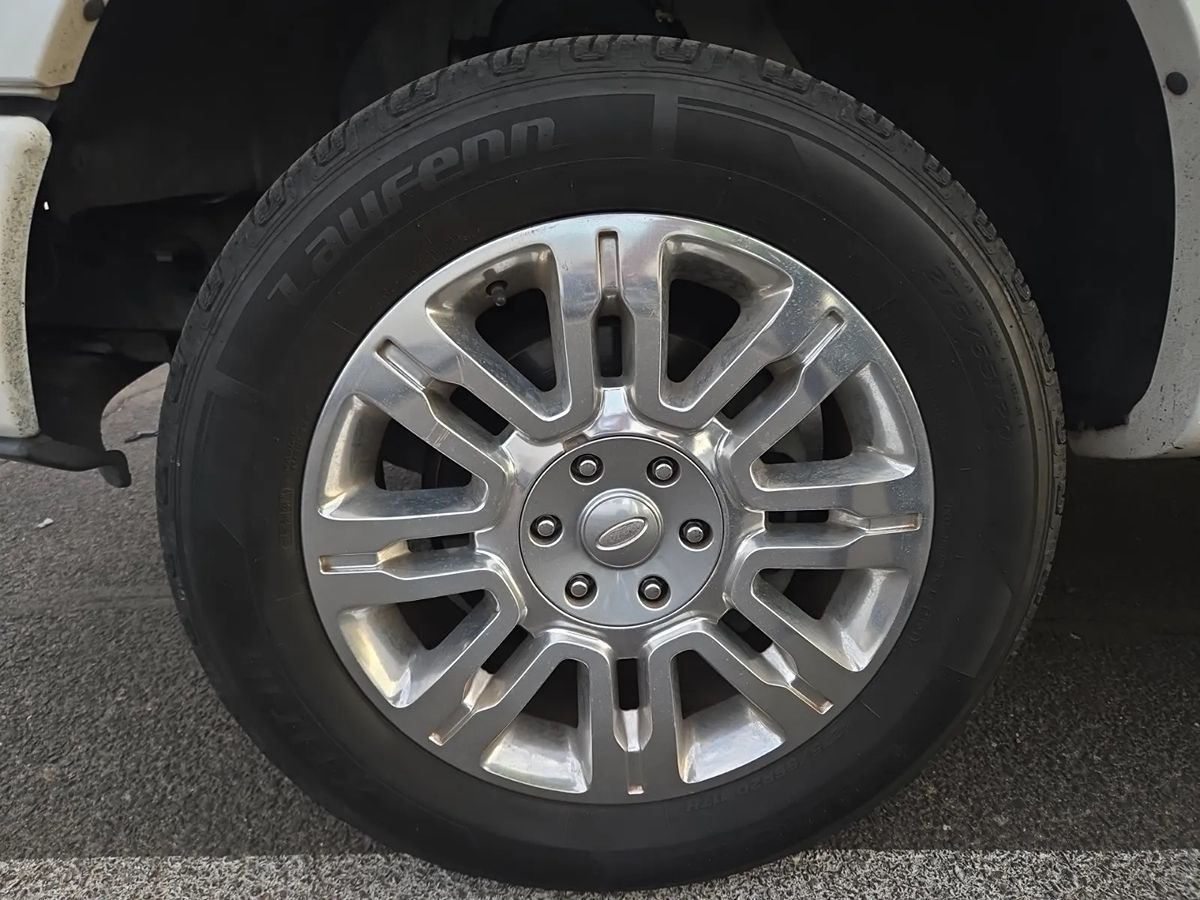 2013 Ford F-150 Platinum photo 11