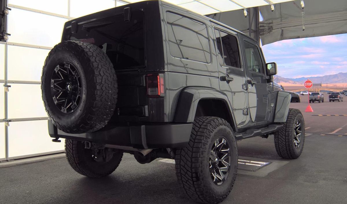 2016 Jeep Wrangler Unlimited Sahara photo 5