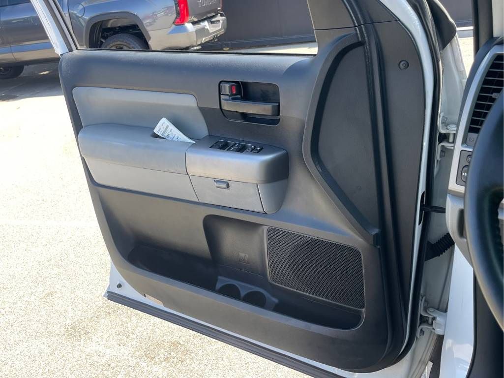 2013 Toyota Sequoia SR5 photo 14