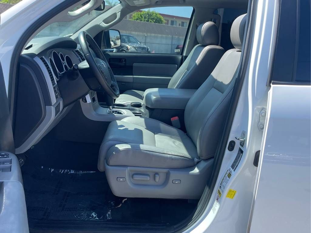 2013 Toyota Sequoia SR5 photo 17