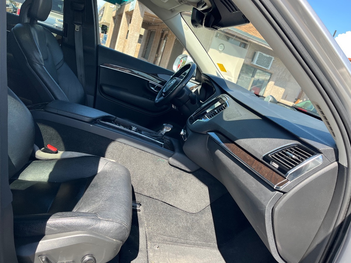 2016 Volvo XC90 T6 Momentum photo 17