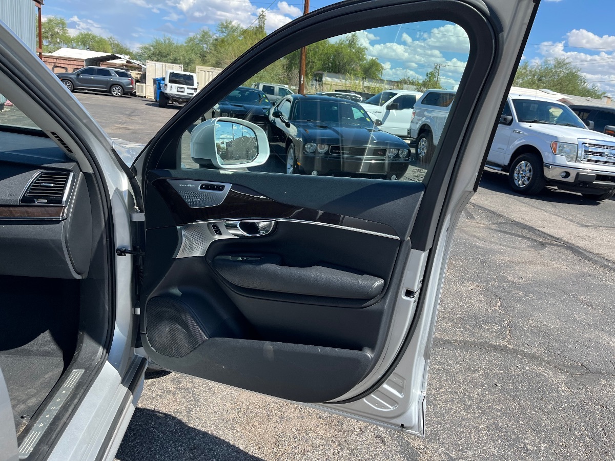 2016 Volvo XC90 T6 Momentum photo 18