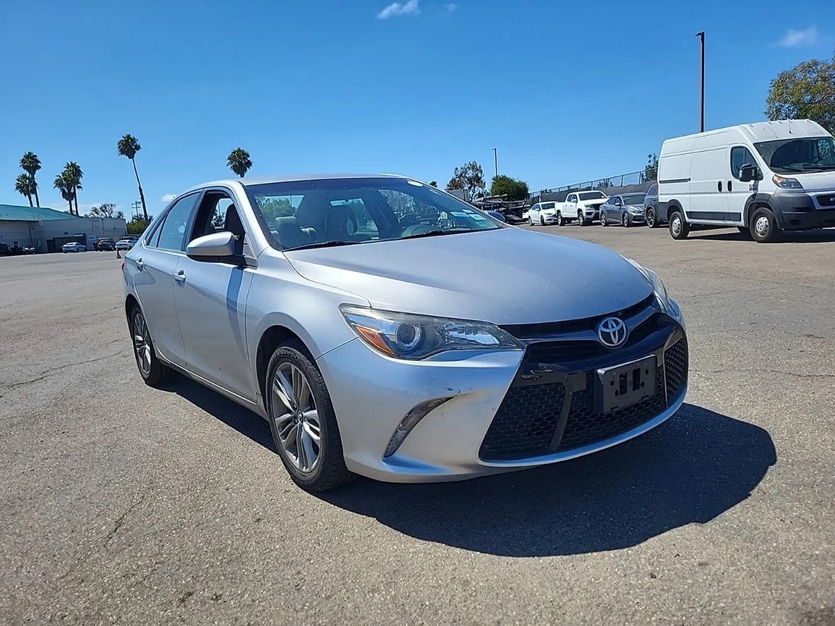 2016 Toyota Camry SE photo 2