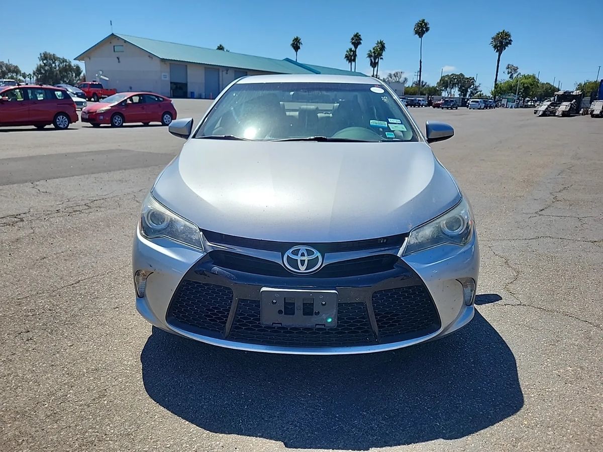 2016 Toyota Camry SE photo 3