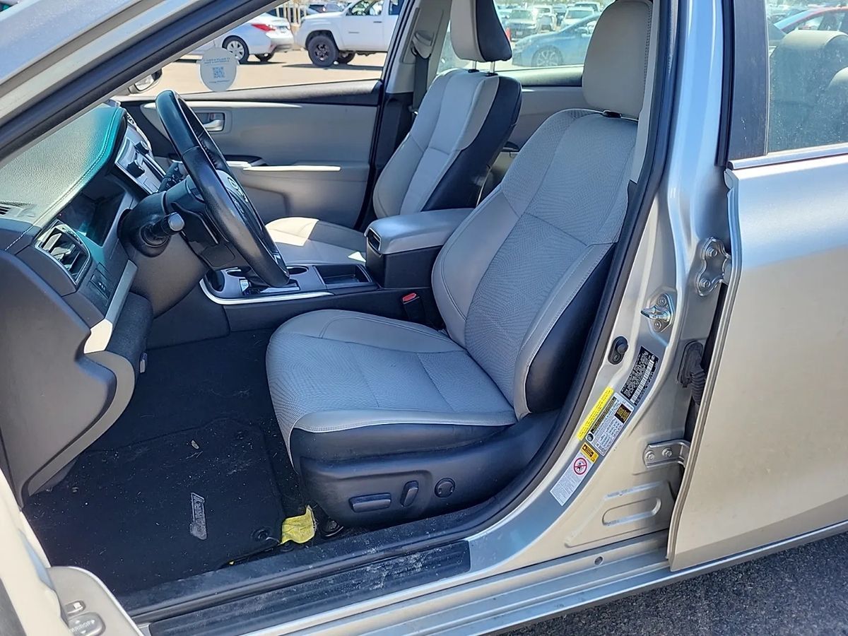 2016 Toyota Camry SE photo 5