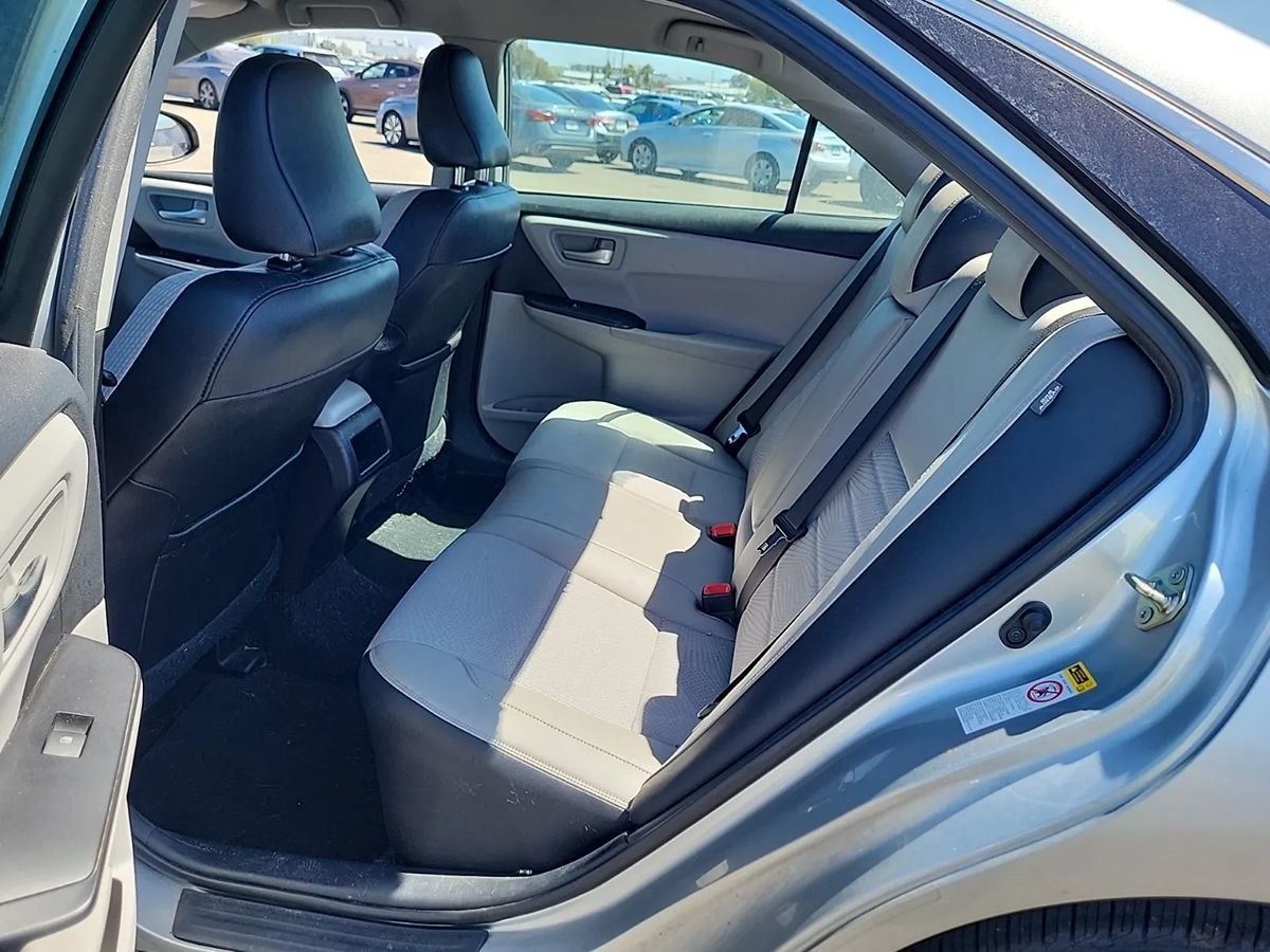 2016 Toyota Camry SE photo 6