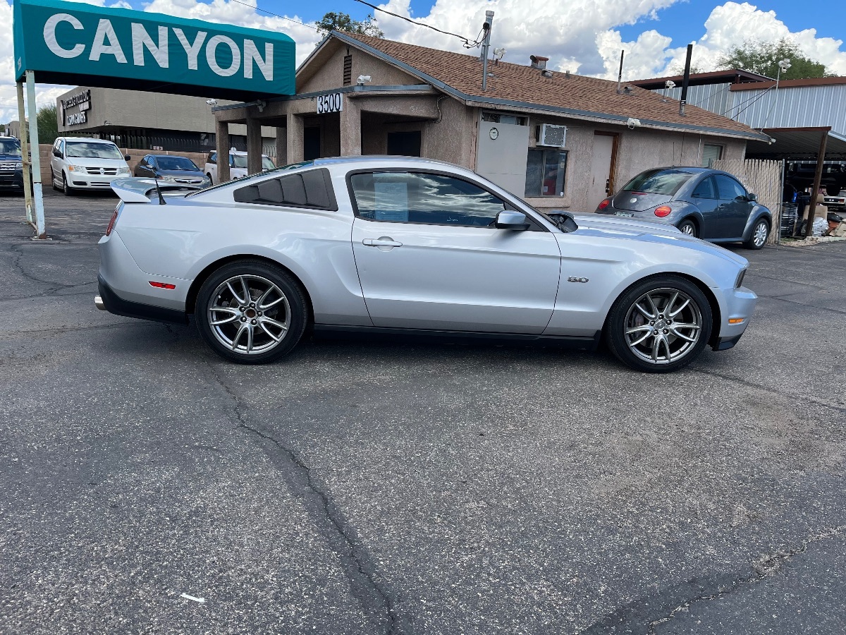 2012 Ford Mustang GT Premium photo 2