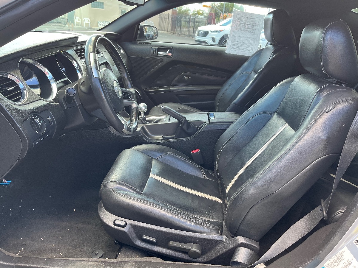 2012 Ford Mustang GT Premium photo 11