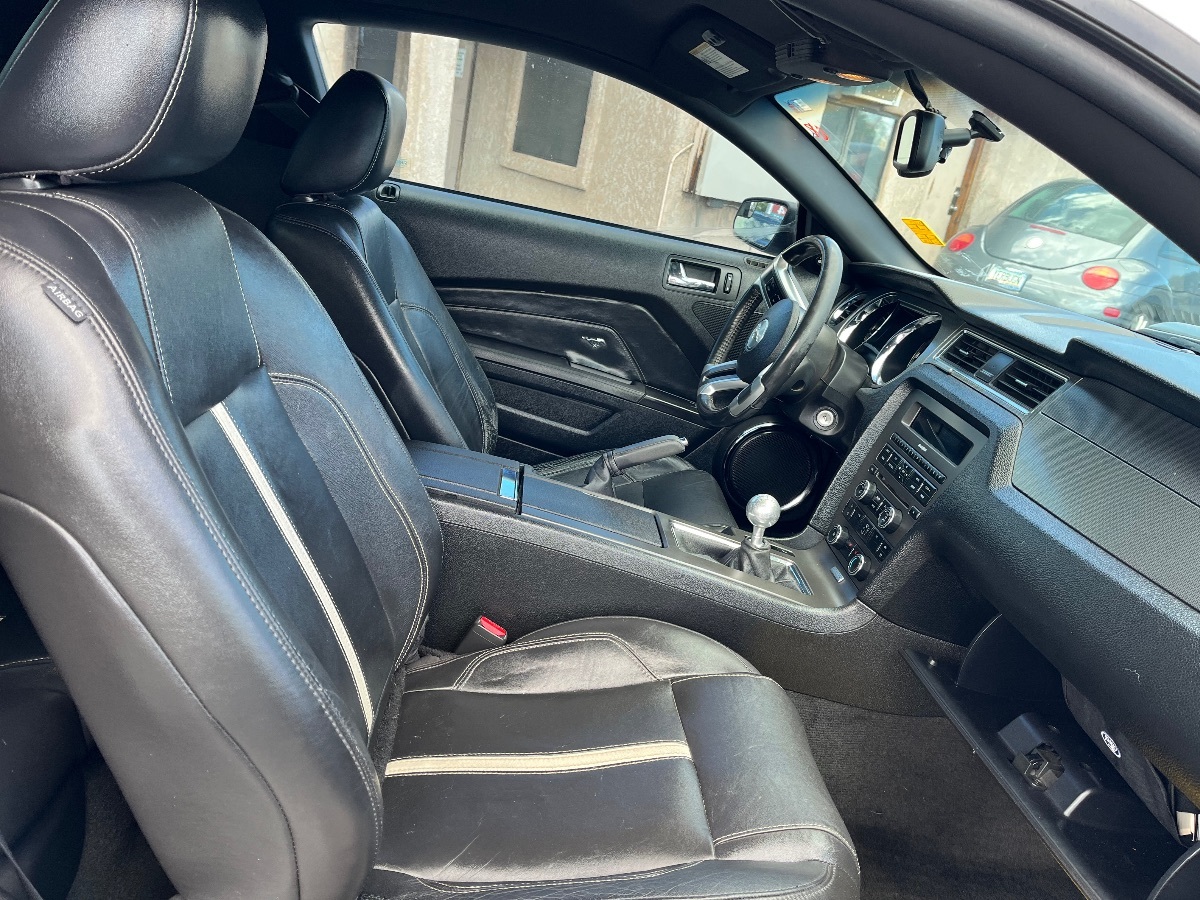 2012 Ford Mustang GT Premium photo 14