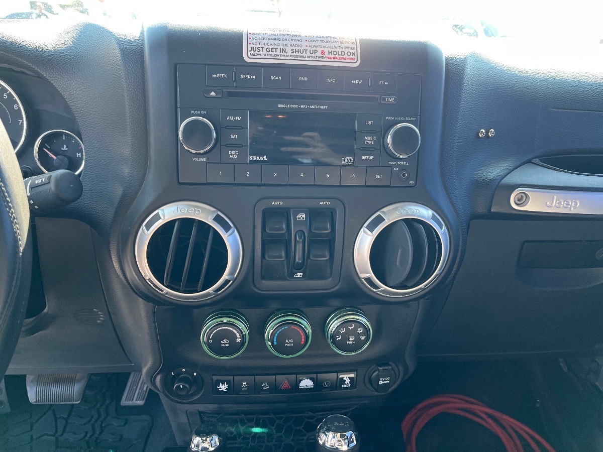 2015 Jeep Wrangler Unlimited Rubicon photo 9