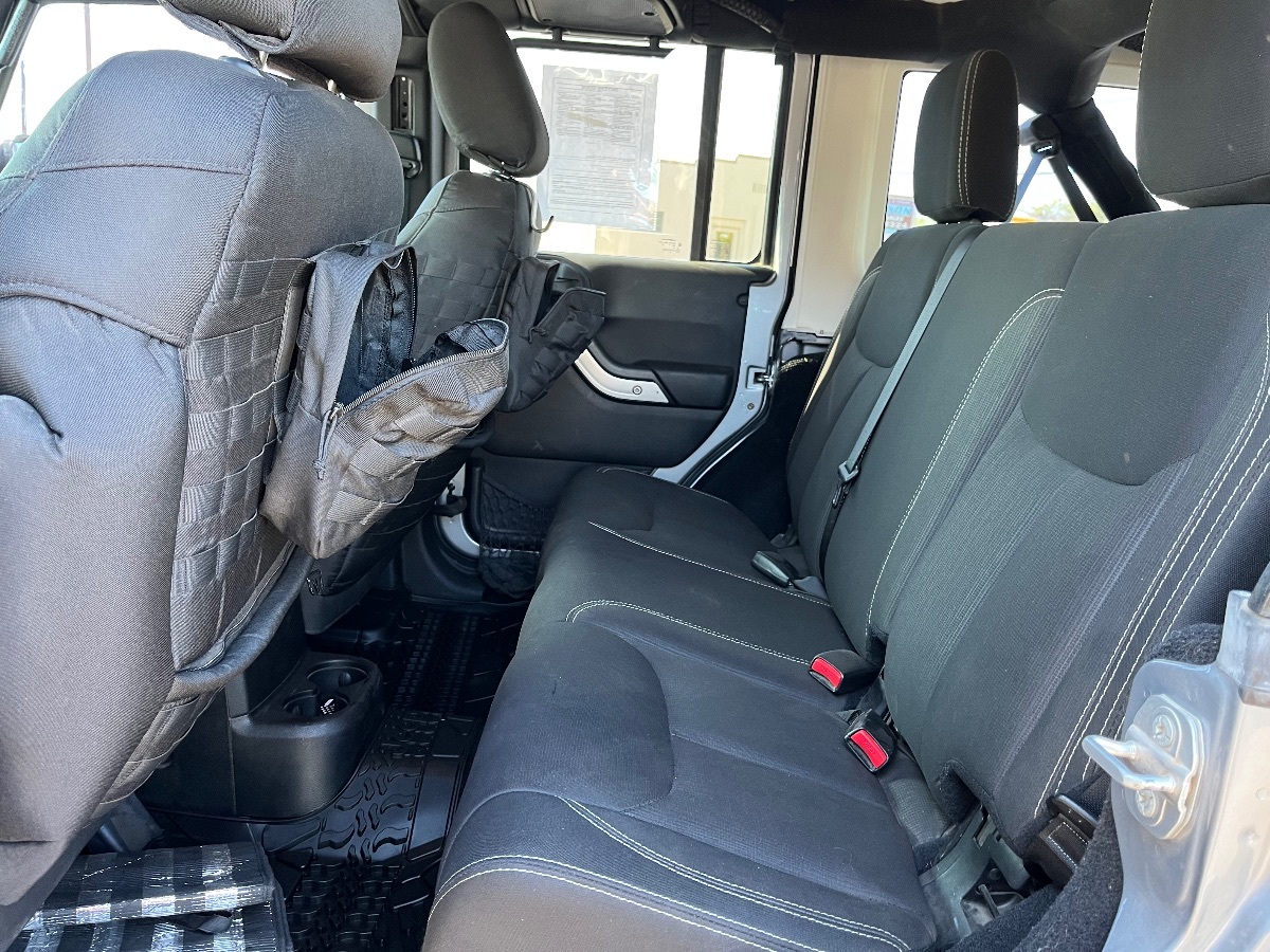 2015 Jeep Wrangler Unlimited Rubicon photo 13