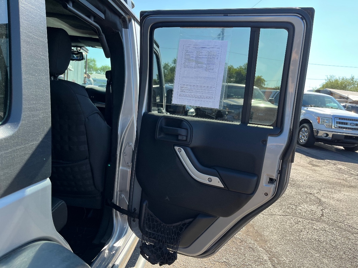 2015 Jeep Wrangler Unlimited Rubicon photo 16