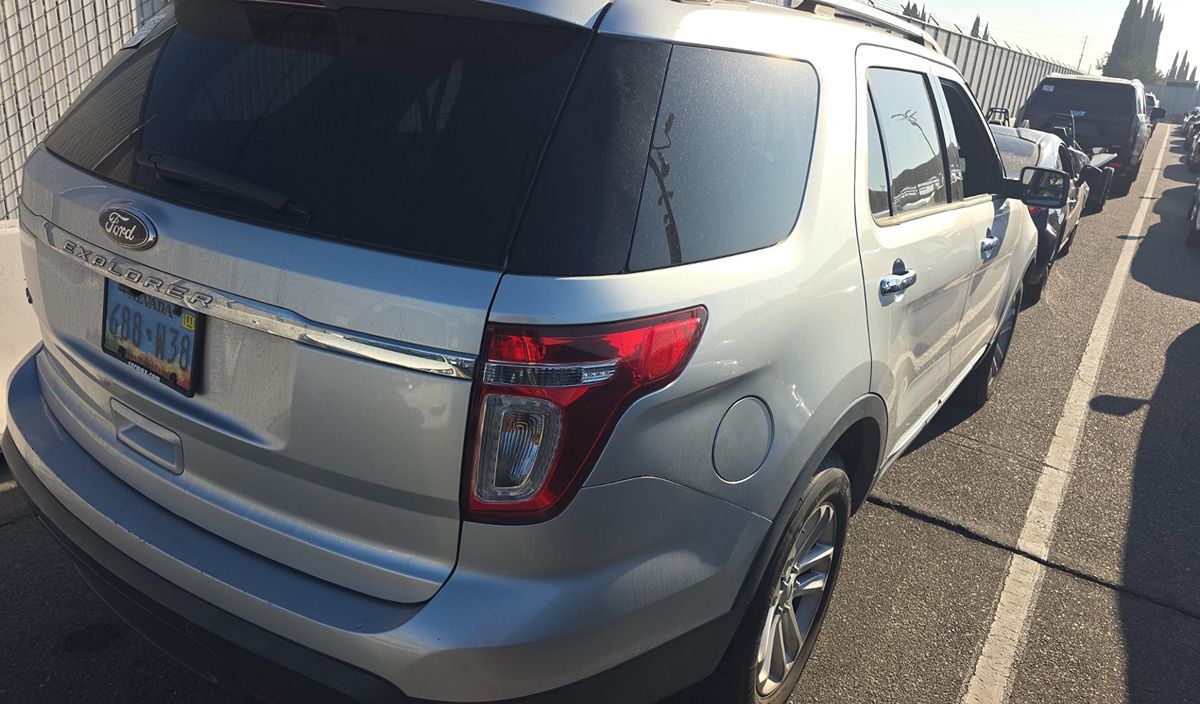 2015 Ford Explorer XLT photo 3