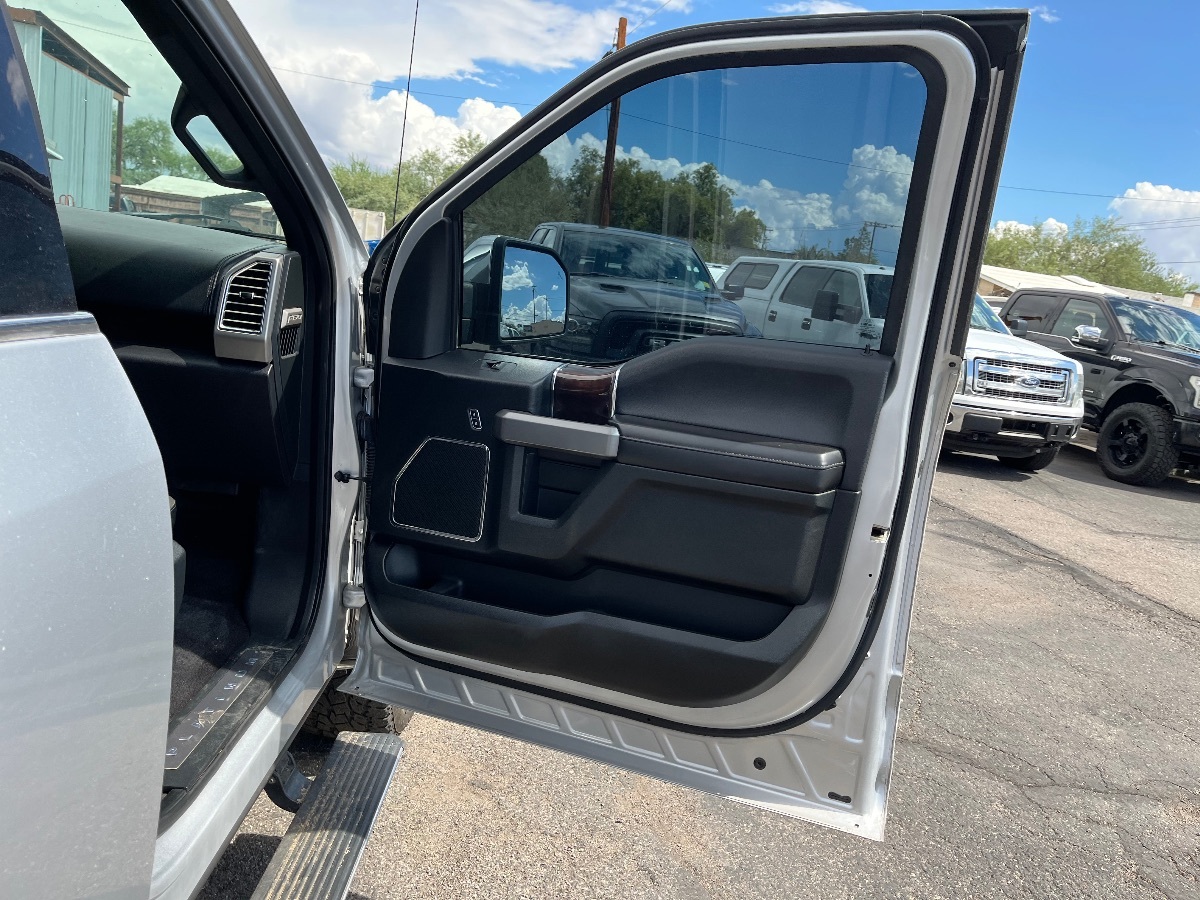 2016 Ford F-150 Platinum FX4 photo 18