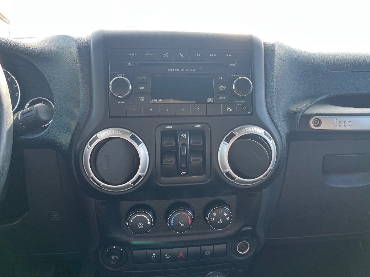 2013 Jeep Wrangler Unlimited Sahara photo 9
