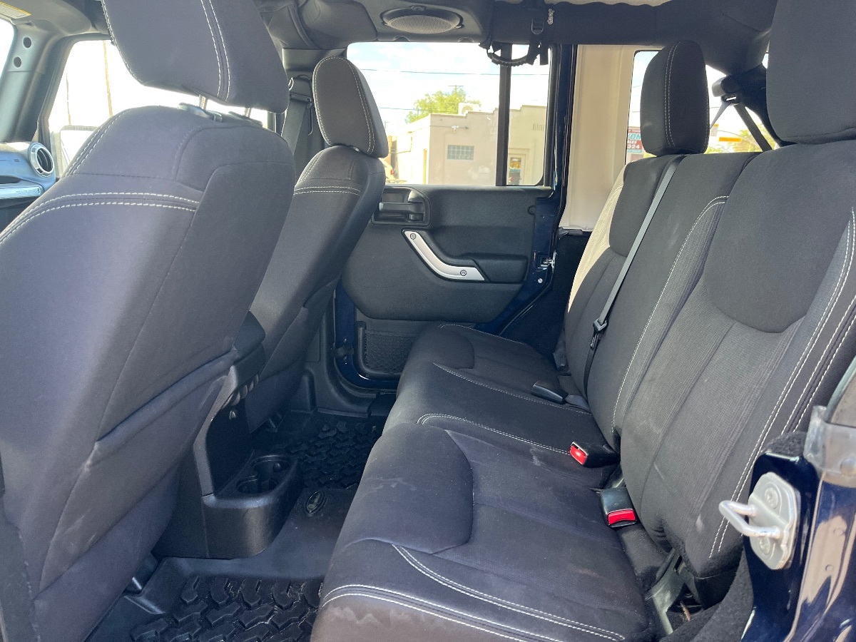 2013 Jeep Wrangler Unlimited Sahara photo 13