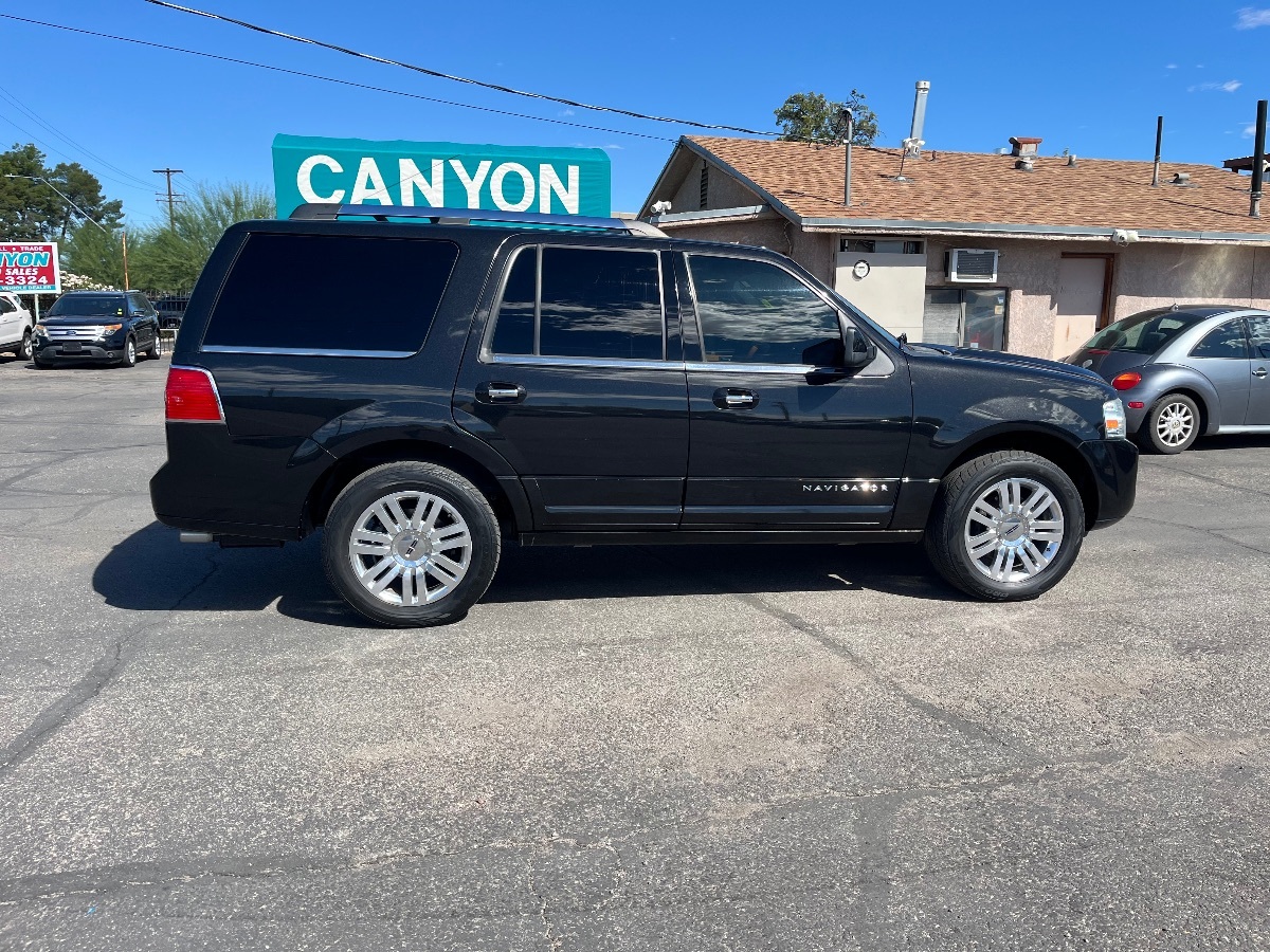 2011 Lincoln Navigator photo 2