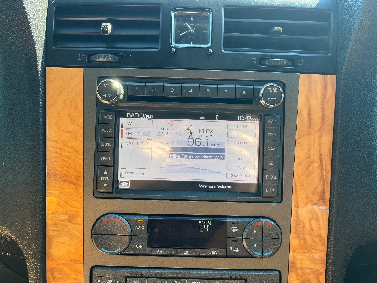 2011 Lincoln Navigator photo 12