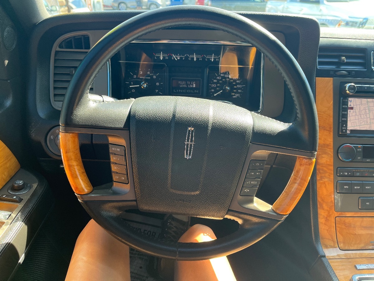 2011 Lincoln Navigator photo 17