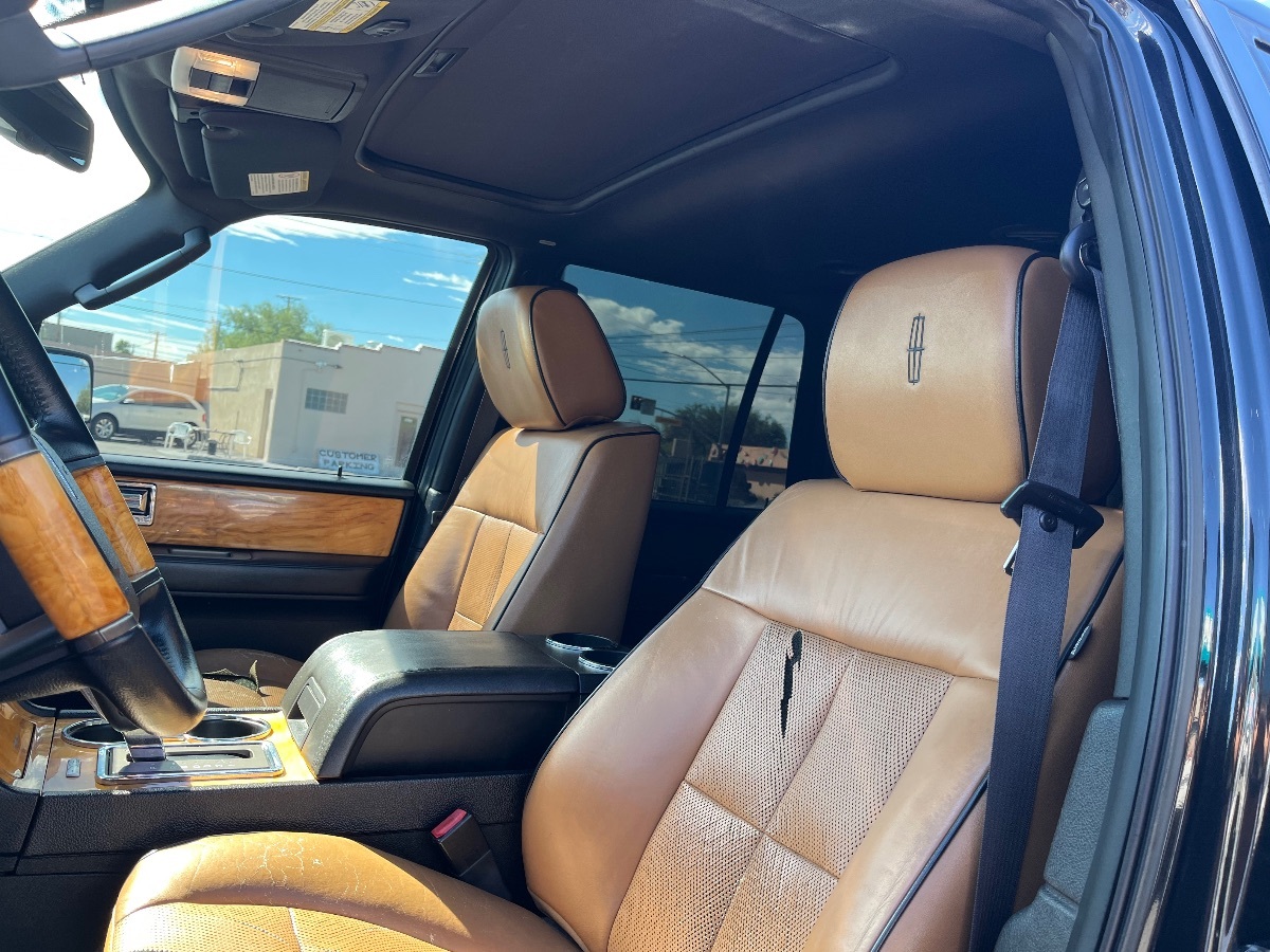 2011 Lincoln Navigator photo 25
