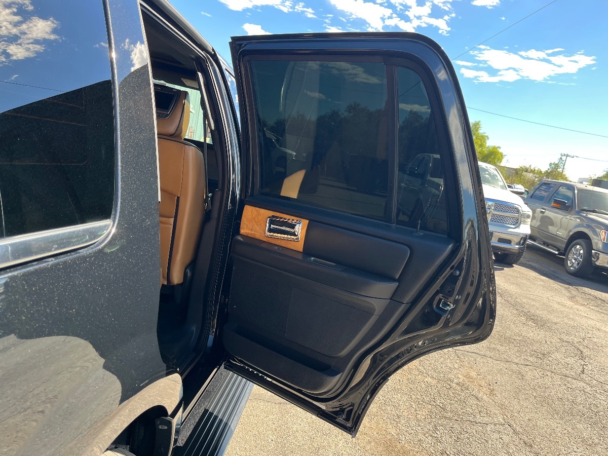 2011 Lincoln Navigator photo 33