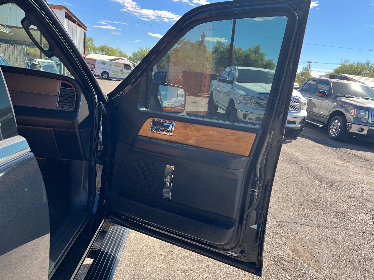 2011 Lincoln Navigator photo 36