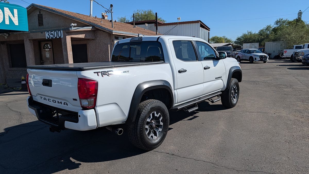 2017 Toyota Tacoma SR5 TRD Sport photo 3