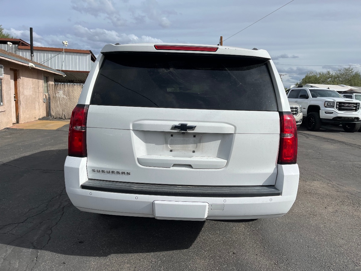 2017 Chevrolet Suburban LT photo 4