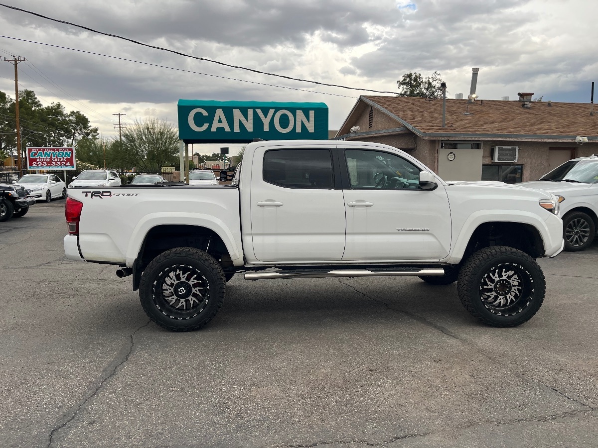 2016 Toyota Tacoma TRD Sport photo 2