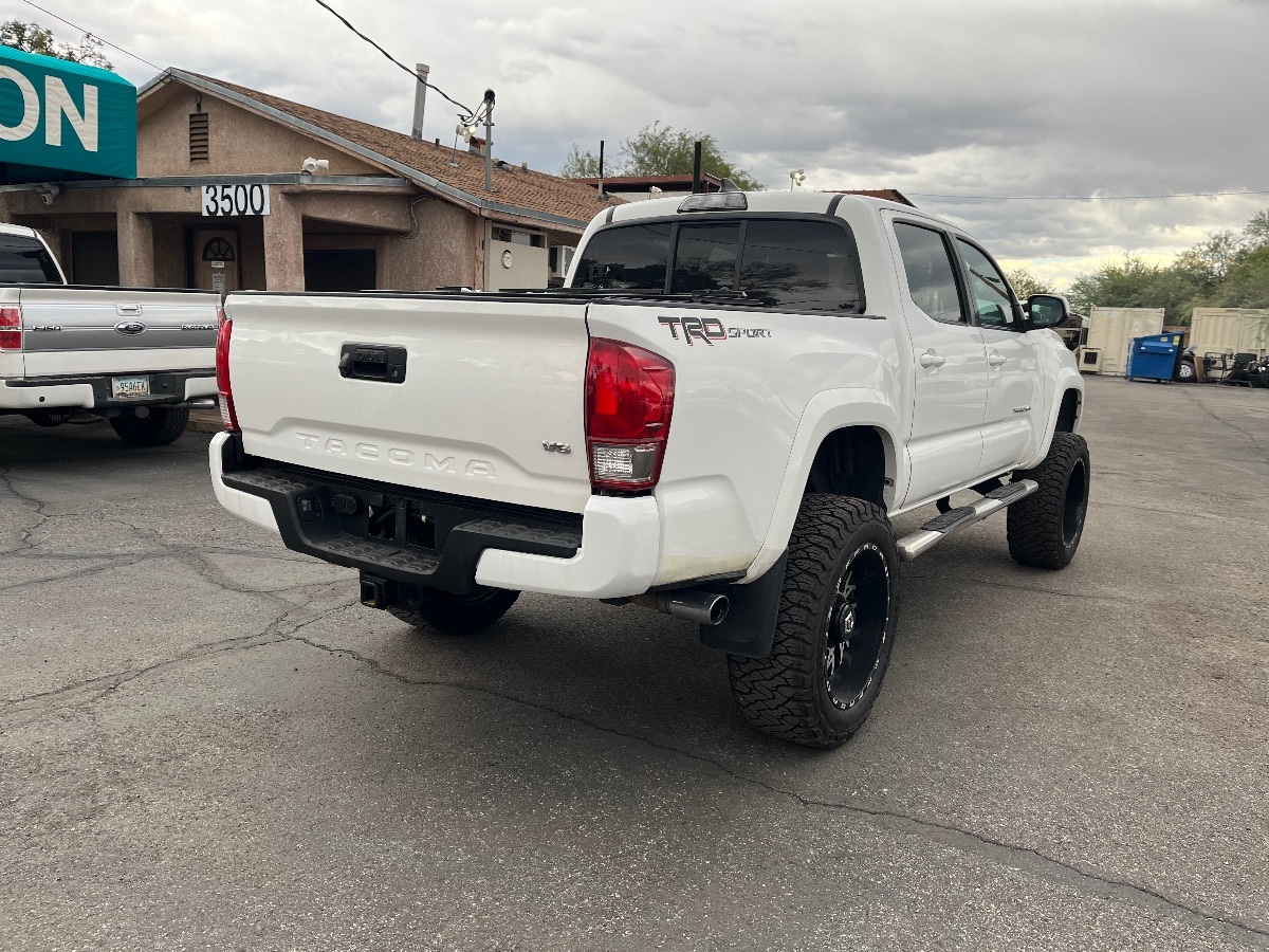2016 Toyota Tacoma TRD Sport photo 3