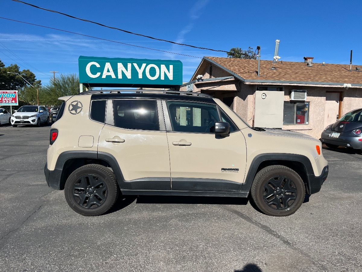 2017 Jeep Renegade Trailhawk photo 2